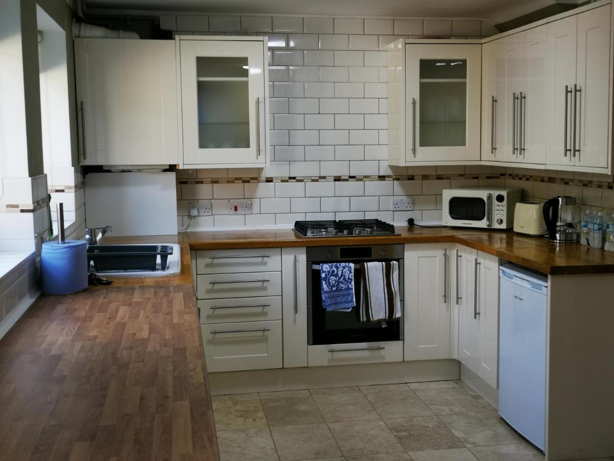 Brigstock Holidays House Манчестър Екстериор снимка