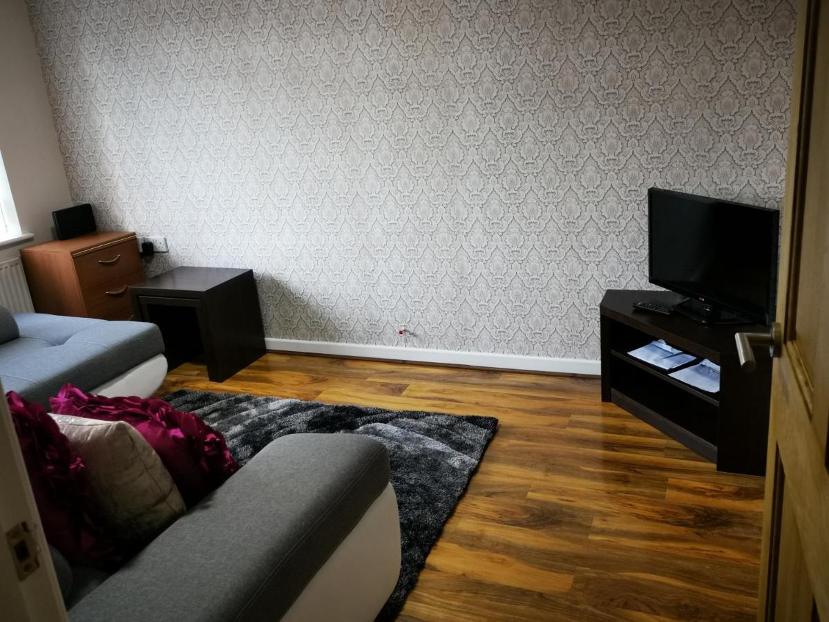 Brigstock Holidays House Манчестър Екстериор снимка