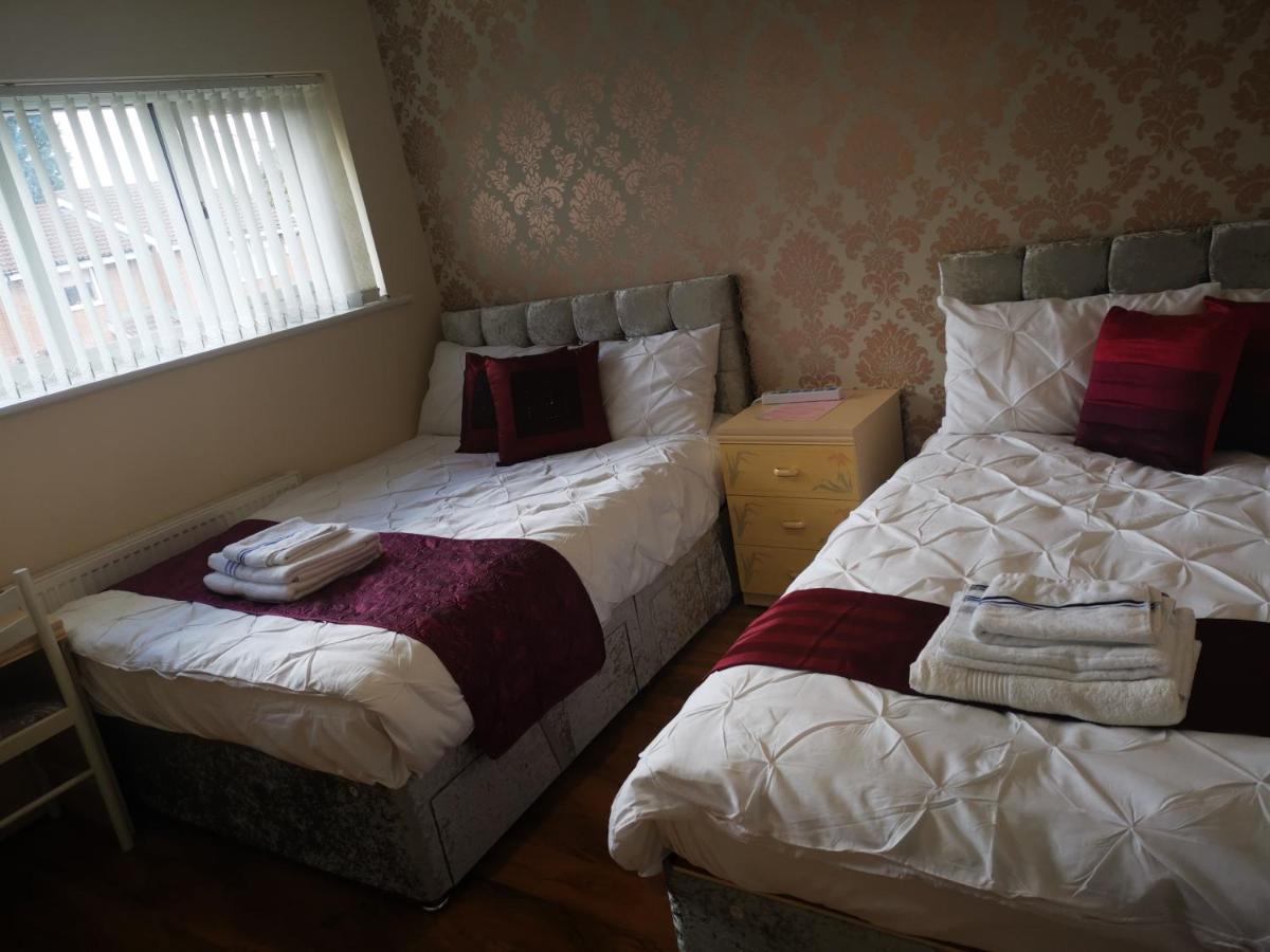 Brigstock Holidays House Манчестър Екстериор снимка