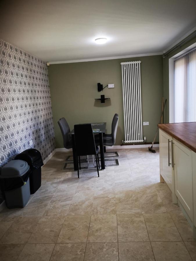 Brigstock Holidays House Манчестър Екстериор снимка