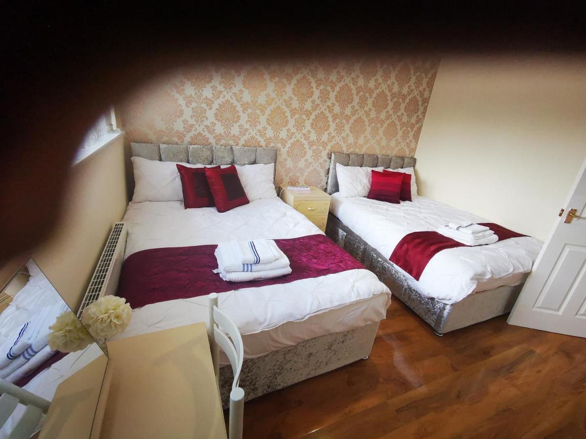 Brigstock Holidays House Манчестър Екстериор снимка