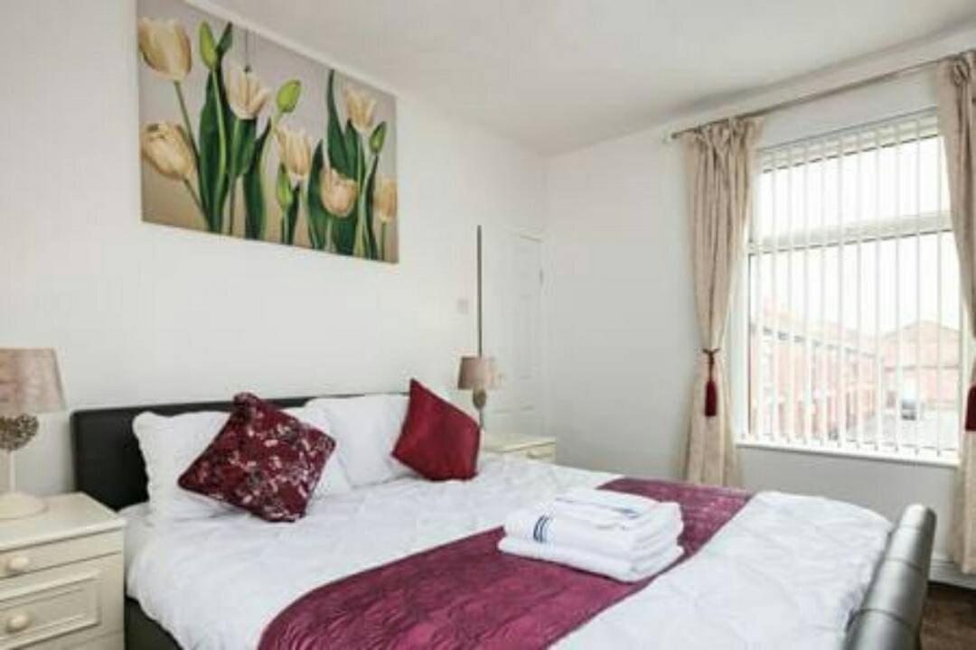 Brigstock Holidays House Манчестър Екстериор снимка
