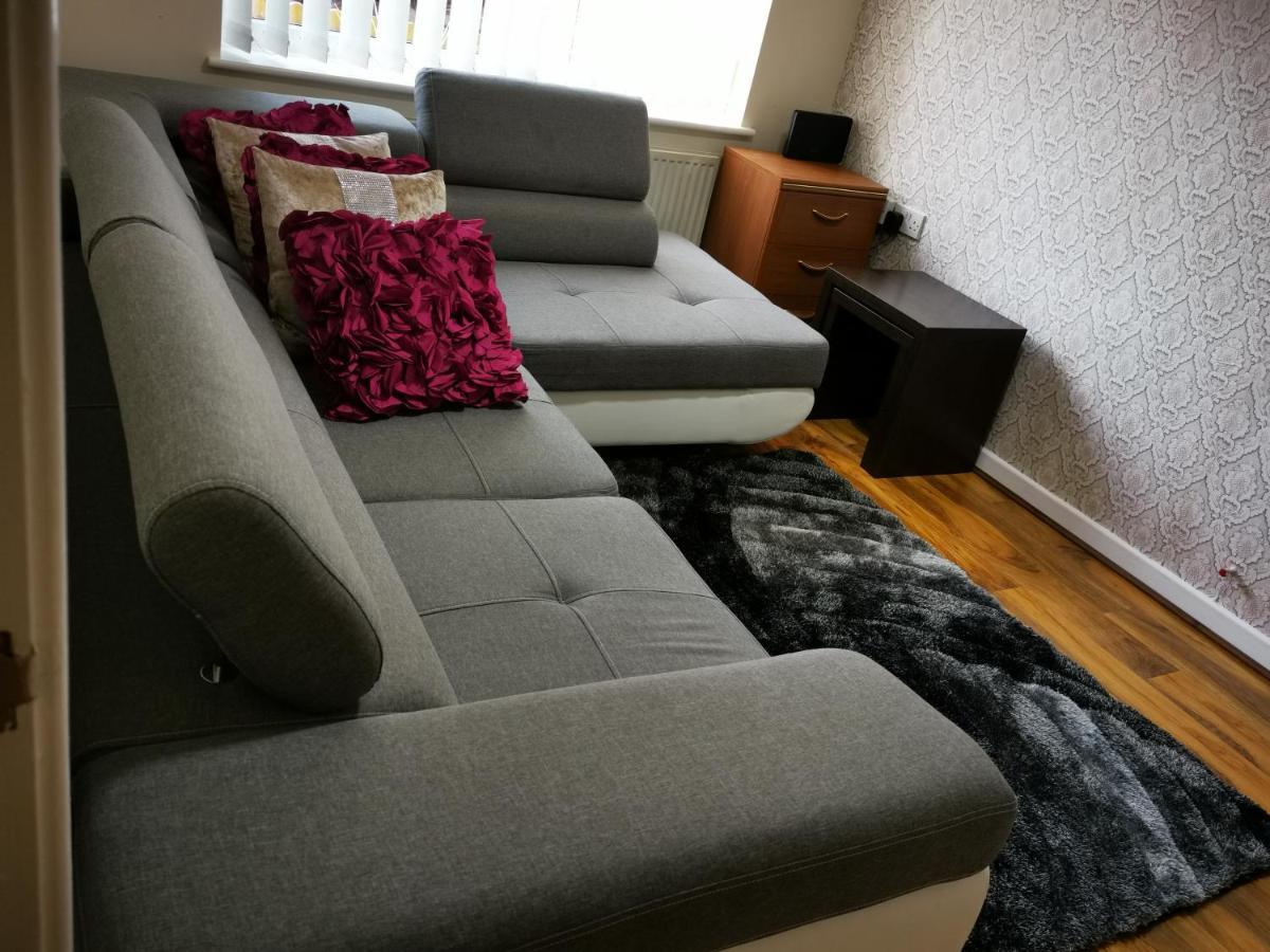 Brigstock Holidays House Манчестър Екстериор снимка