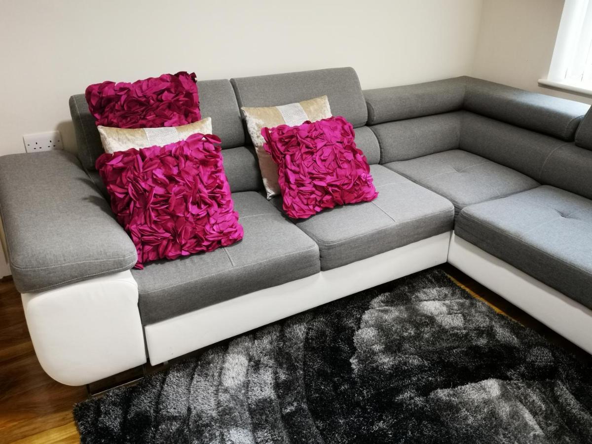 Brigstock Holidays House Манчестър Екстериор снимка