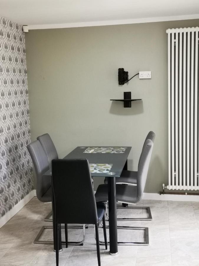 Brigstock Holidays House Манчестър Екстериор снимка