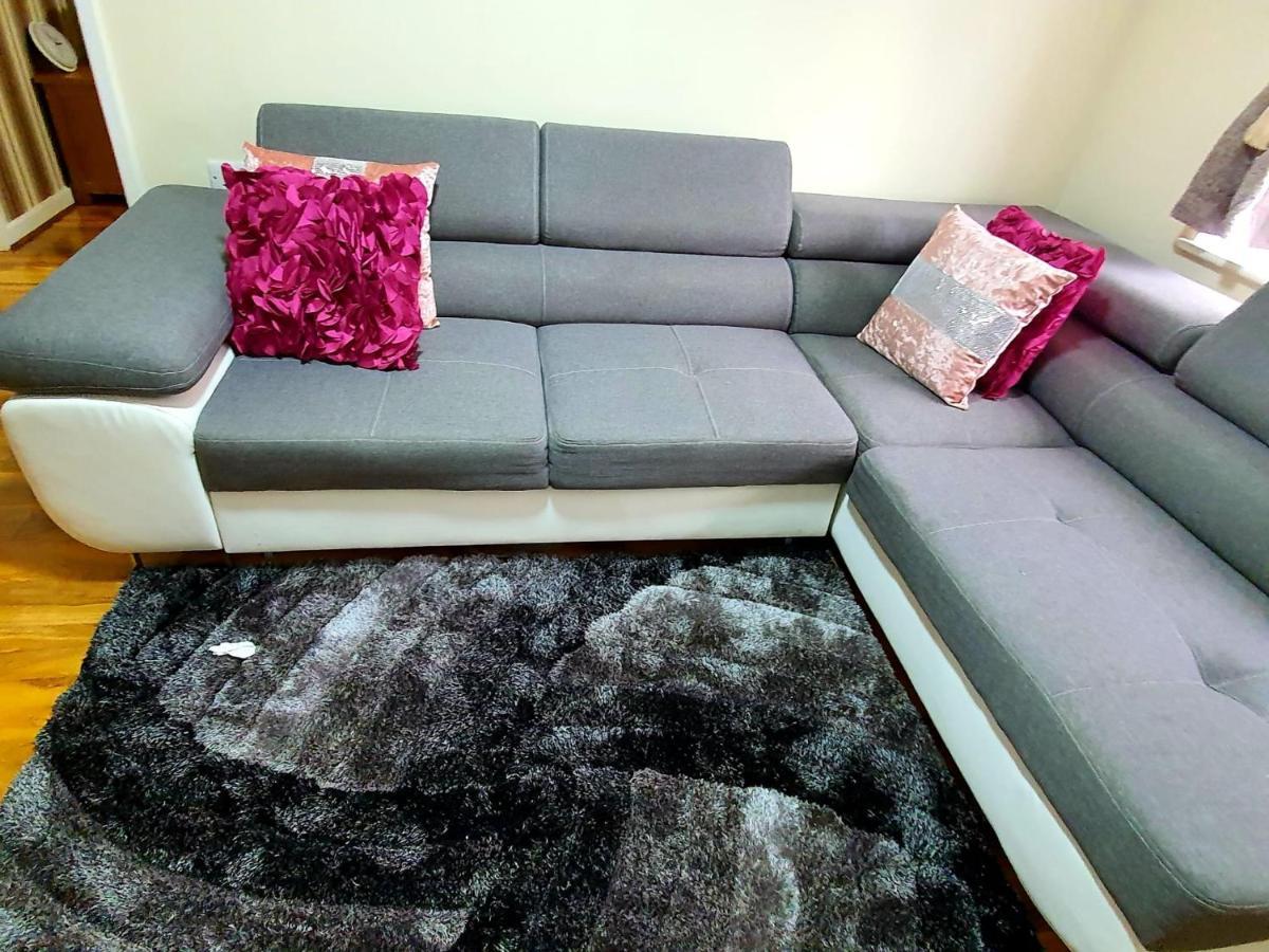 Brigstock Holidays House Манчестър Екстериор снимка