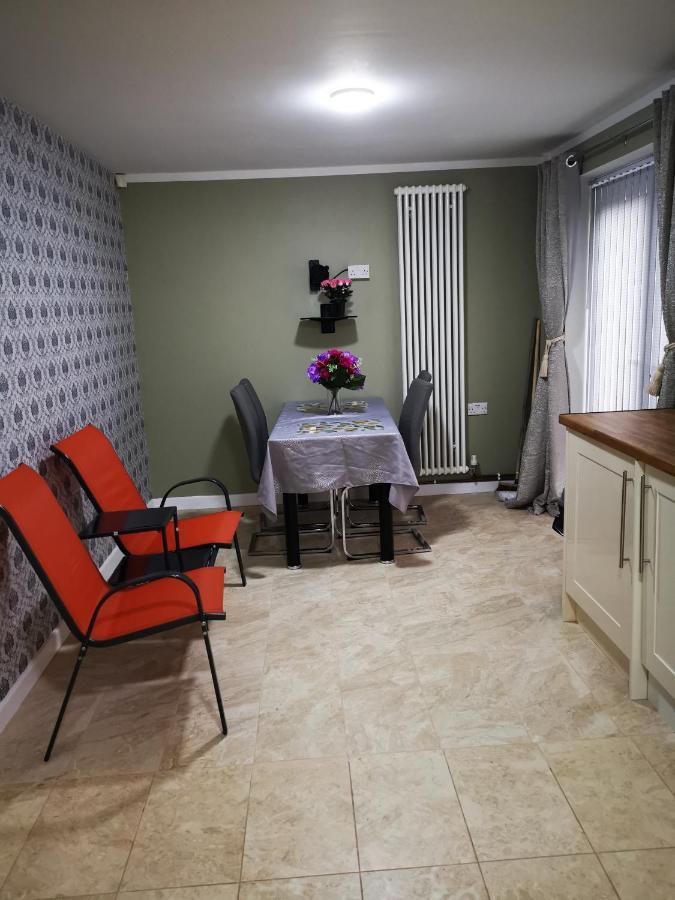 Brigstock Holidays House Манчестър Екстериор снимка