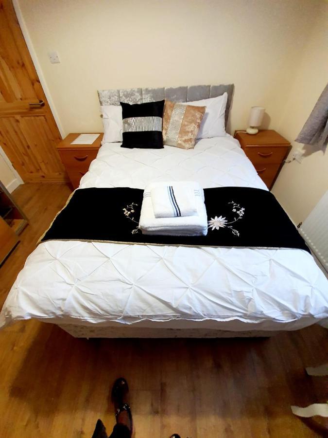 Brigstock Holidays House Манчестър Екстериор снимка