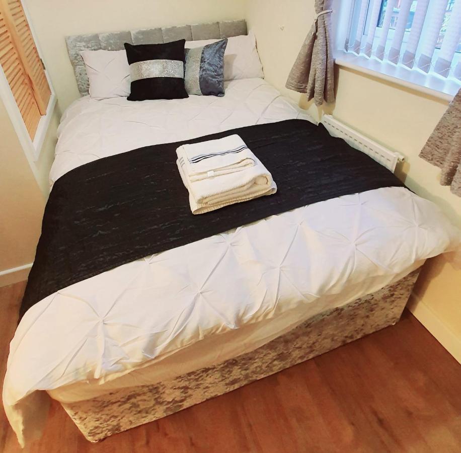 Brigstock Holidays House Манчестър Екстериор снимка