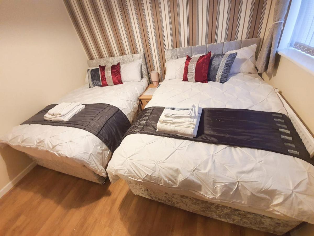 Brigstock Holidays House Манчестър Екстериор снимка