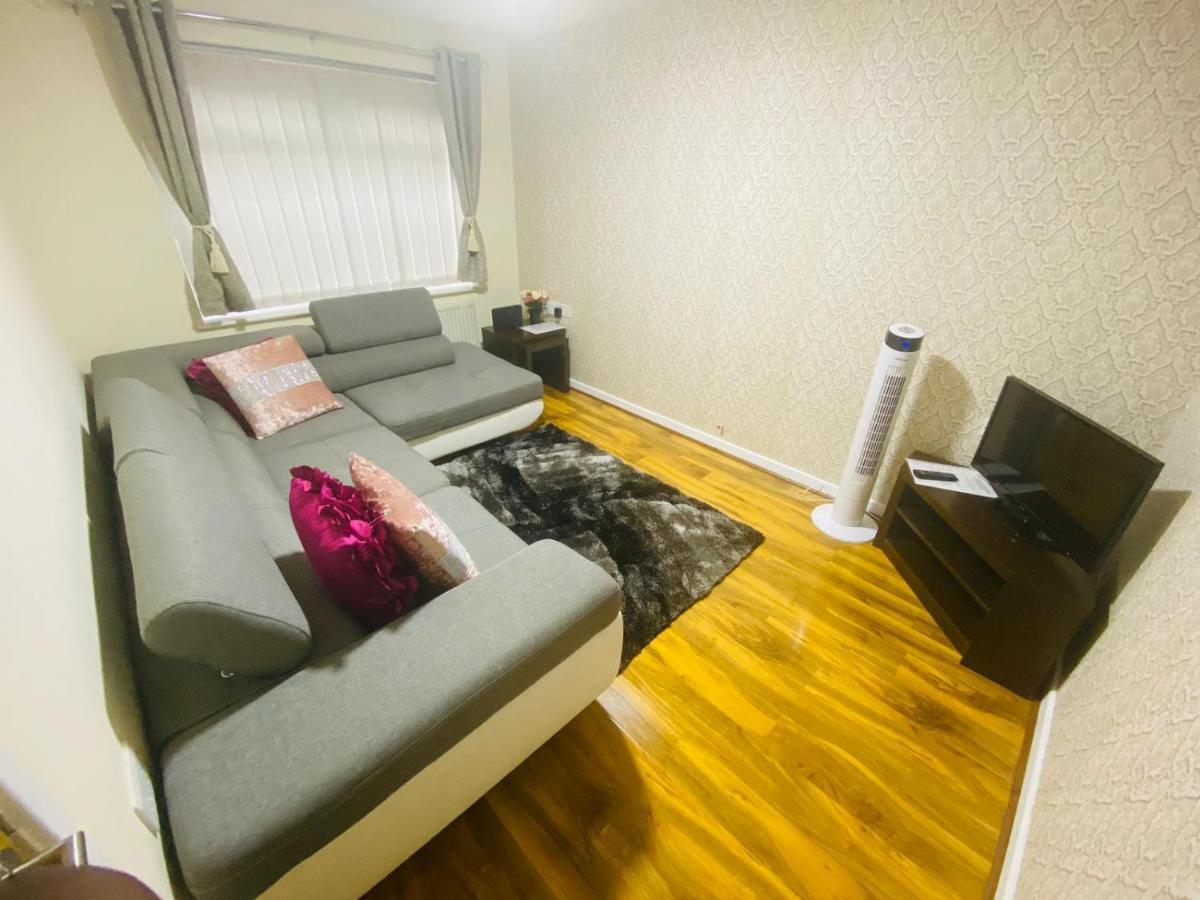 Brigstock Holidays House Манчестър Екстериор снимка