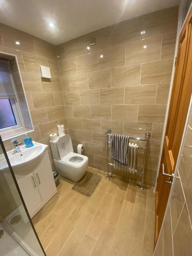 Brigstock Holidays House Манчестър Екстериор снимка