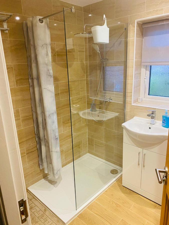 Brigstock Holidays House Манчестър Екстериор снимка
