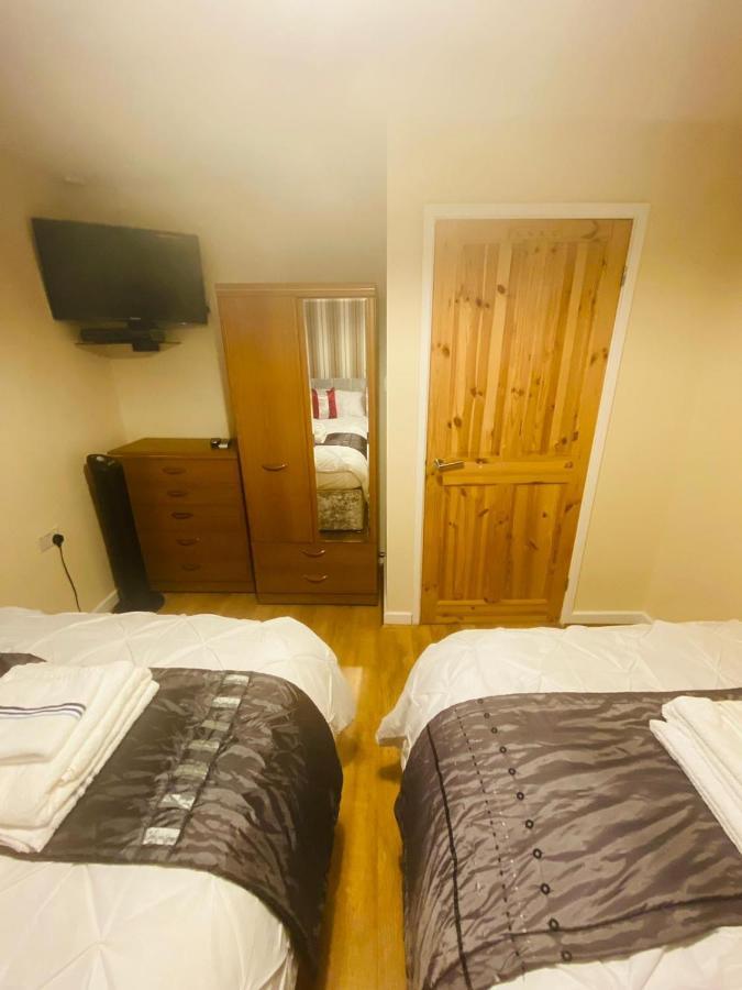 Brigstock Holidays House Манчестър Екстериор снимка
