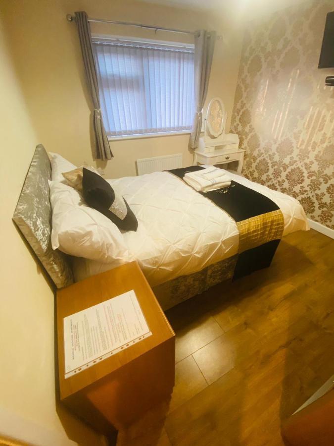 Brigstock Holidays House Манчестър Екстериор снимка
