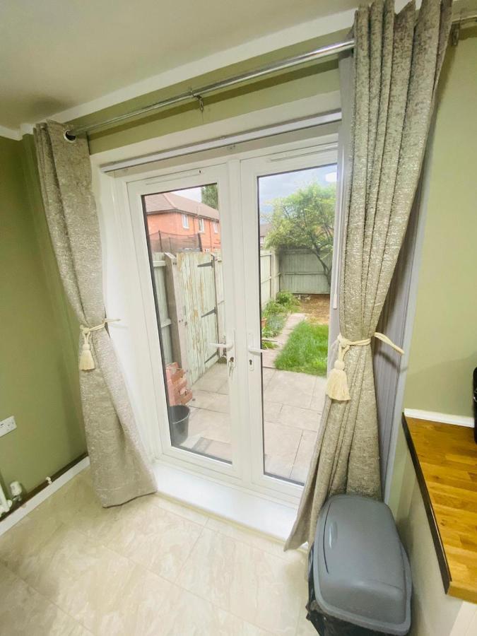 Brigstock Holidays House Манчестър Екстериор снимка