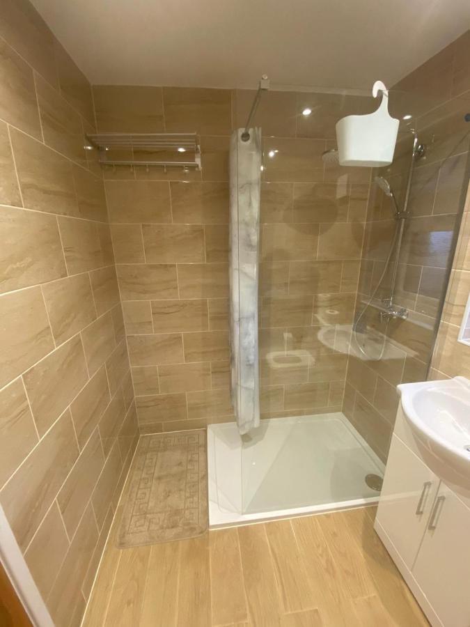 Brigstock Holidays House Манчестър Екстериор снимка