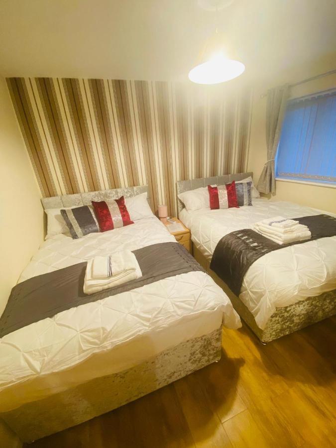 Brigstock Holidays House Манчестър Екстериор снимка