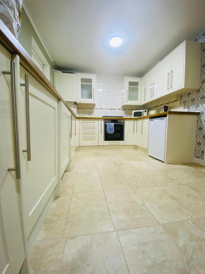 Brigstock Holidays House Манчестър Екстериор снимка