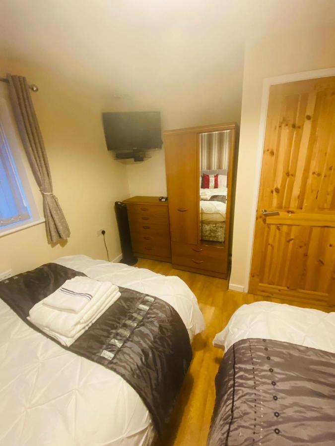 Brigstock Holidays House Манчестър Екстериор снимка
