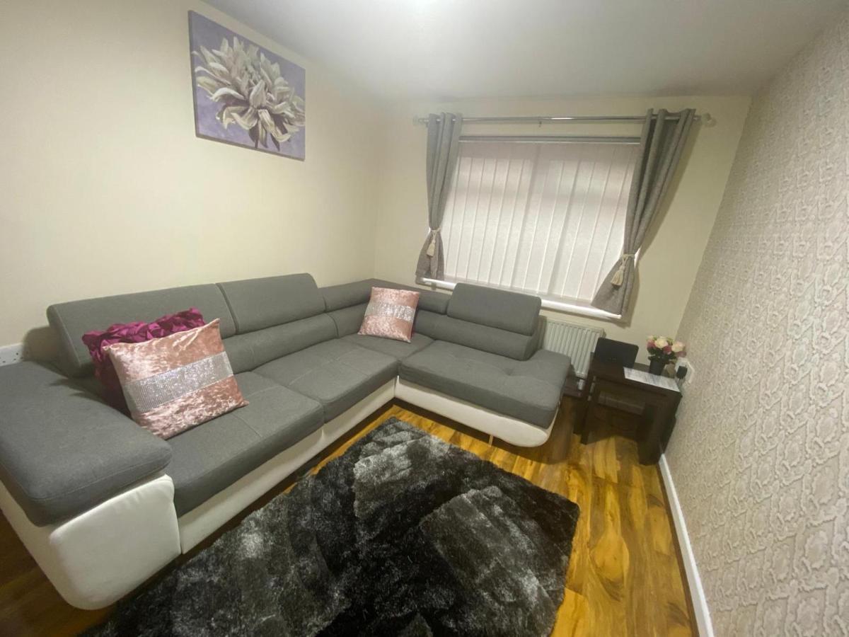 Brigstock Holidays House Манчестър Екстериор снимка